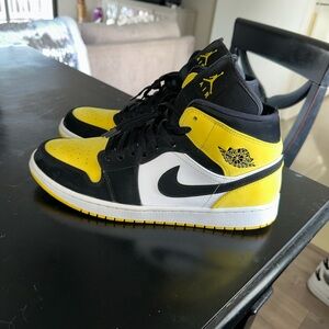 Nike Jordan 1 mid yellow toe